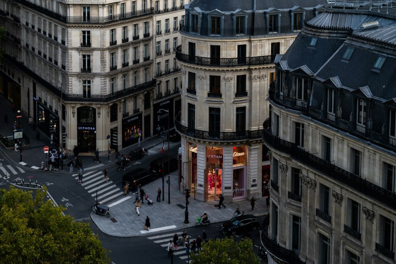 Carrefour commerçant bordé d'immeubles haussmanniens