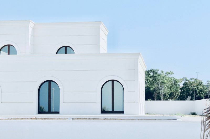 Architecture méditerranéenne blanche aux fenêtres cintrées