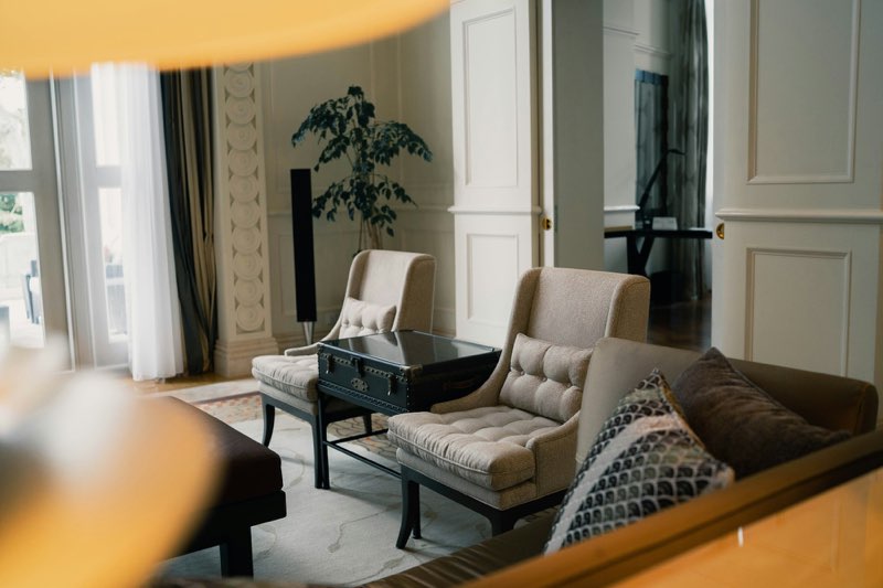 Salon feutré d'un hôtel de caractère